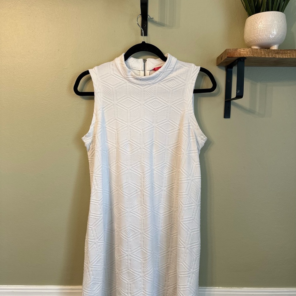Elegant White Sleeveless Dress